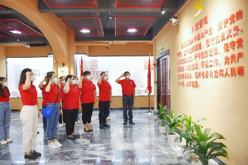 追寻红色印记 传承红色基因—宝山技校党员走进红色教育基地 “沉浸式”学党史