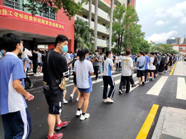深圳宝山技工学校丨宝们，今天一起回校“喵喵喵”