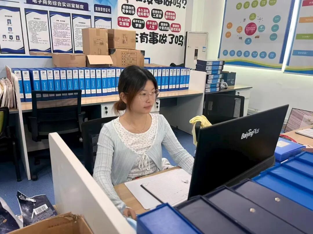 向小燕（岗位照）.jpg