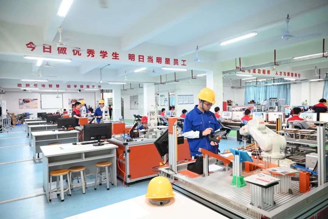 3.工业机器人应用中心.jpg
