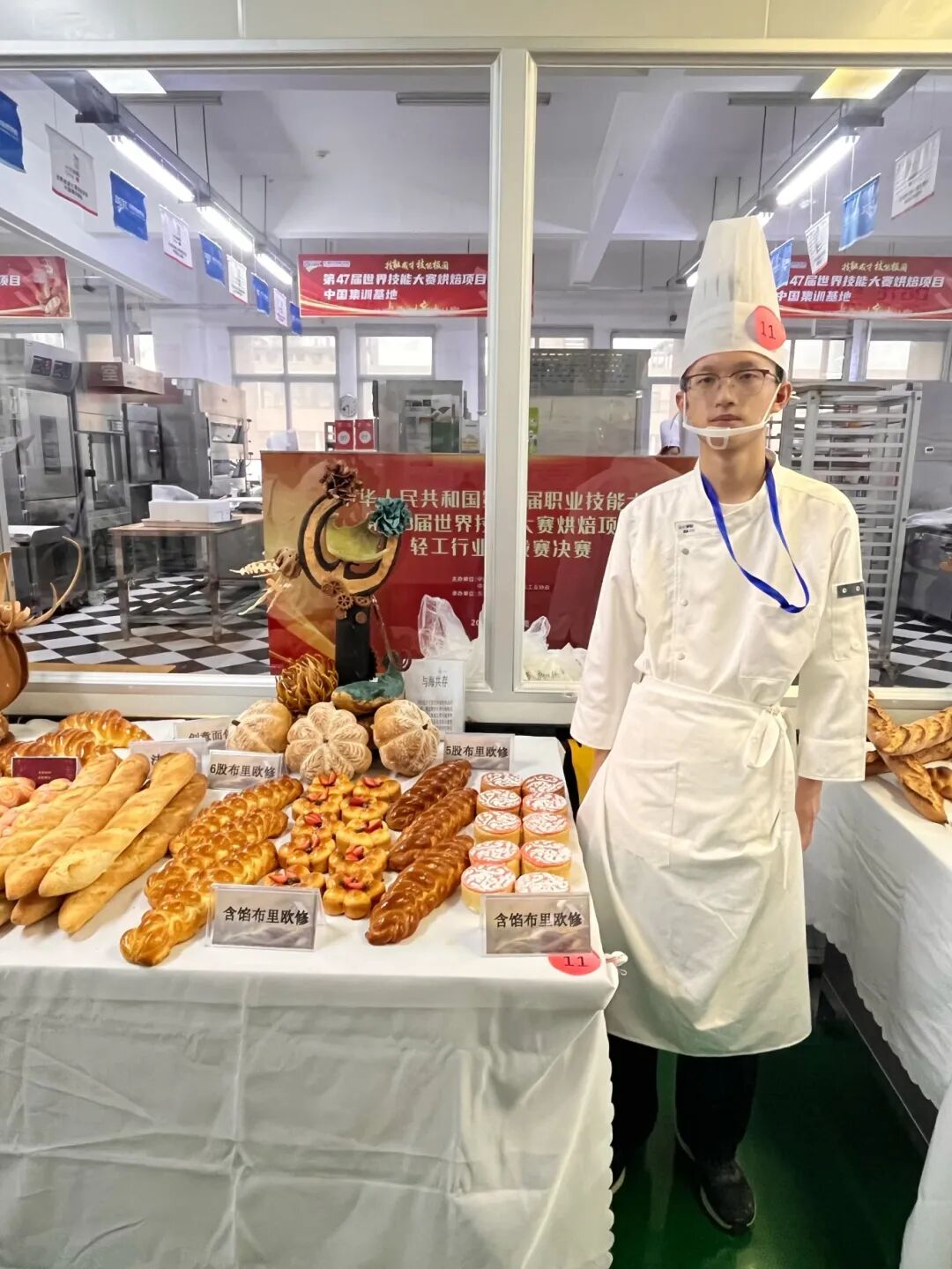 萧晓路与获奖作品 合影.jpg