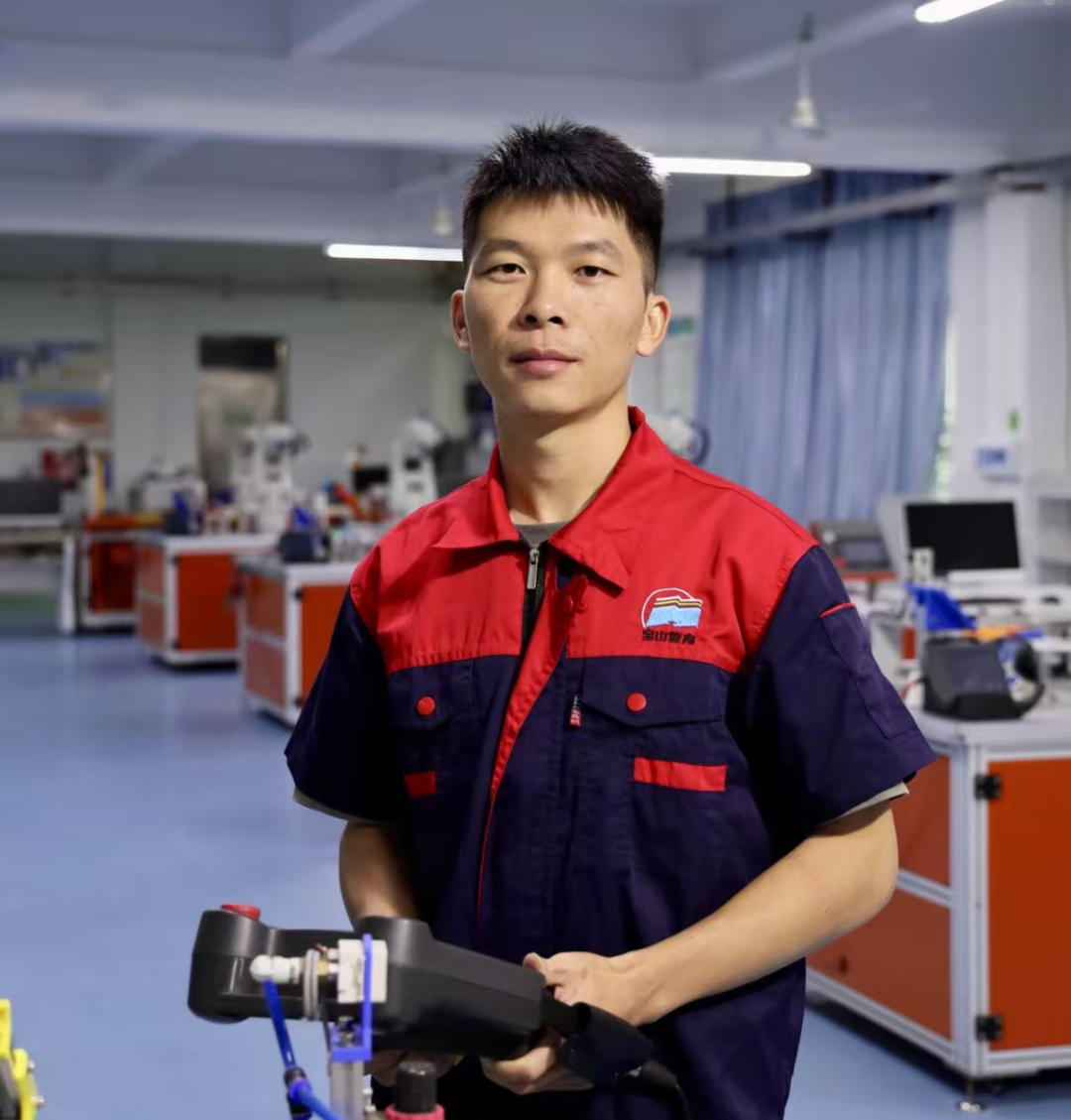 郑友龙 单人照.jpg