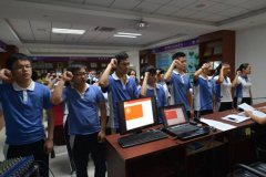 校团委举行新团员入团宣誓仪式