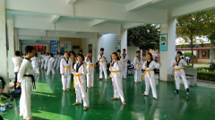 学校开展丰富多彩的社团活动