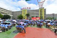 我校举行“让生命充满爱”感恩励志教育演讲活动