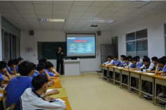 邓志久校长为15级同学作就业讲座