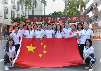 我和国旗合个影，我对祖国说句话！