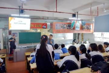 学校开展顶岗实习学生岗前职业指导讲座