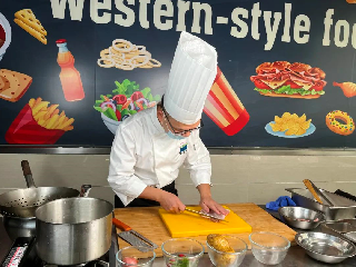 异域风味，宝山烹饪教师教你做黑椒鸡扒