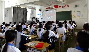 中考没考上高中选择复读还是技校？