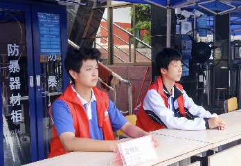 这是属于一群红马甲的荣耀：宝山技校“三自教育”管理剪影