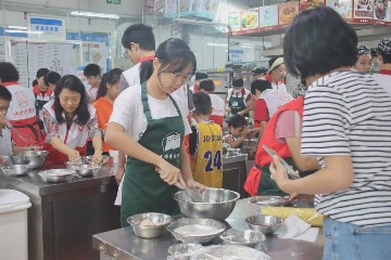 甜蜜技艺 共享幸福 | 宝山技校开展粤菜师傅社区公益培训活动
