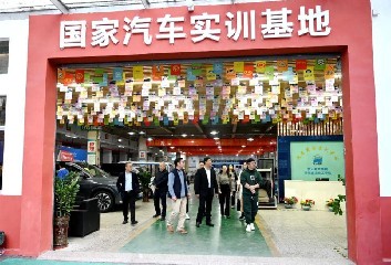 香港著名导演袁仁康到深圳宝山技校参观交流