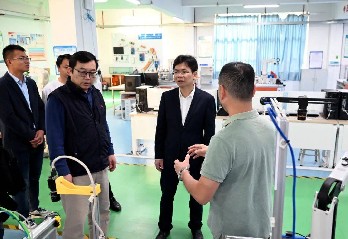 赣州市人社局副局长谢庚福率队赴宝山技校进行调研