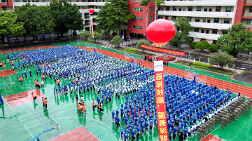 风雨洗礼，更显坚韧 | 宝山技校2025级新生军训雨中启航