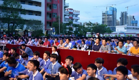 不忘初心跟党走 唱响青春新时代