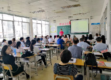 家校携手 共育未来学校组织召开学生家长会