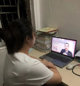 家校同行，爱伴成长 ｜学校组织学生家长在线观看“家庭教育”直播课程