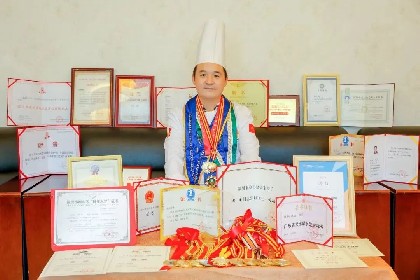 劳模工匠进校园 匠心筑梦促成长 | 宝山技校开展劳模工匠进校园主题宣讲活动