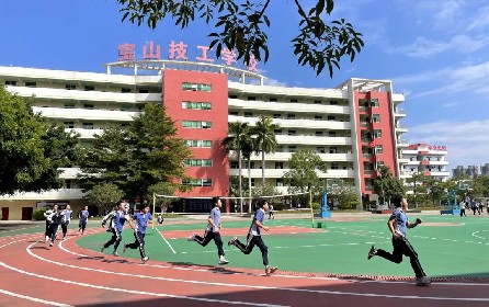 跟着镜头看宝山：德技双修的成长高地