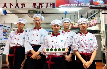 弘扬传统文化 寻味清明民俗 | 宝山技校开展劳动创造幸福之巧手做青团活动