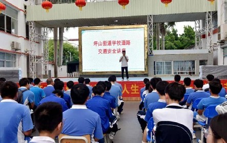 交通安全知识进校园 平安路上“警”相随 | 宝山技校开展交通安全教育讲座